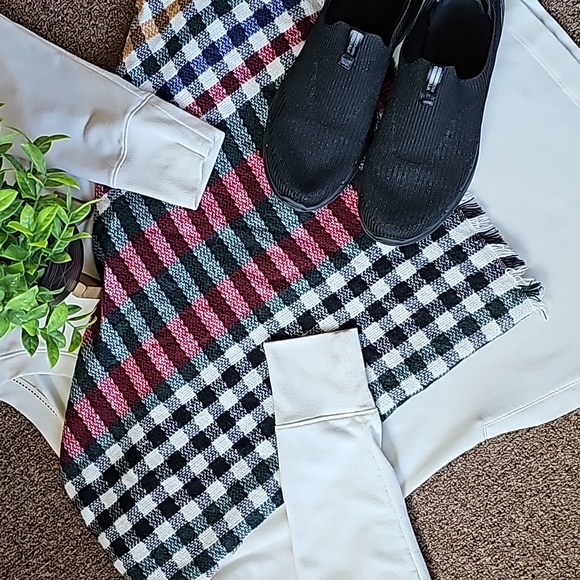 NWOT - Woman's Scarf (Triangle Shape) - Picture 5 of 6